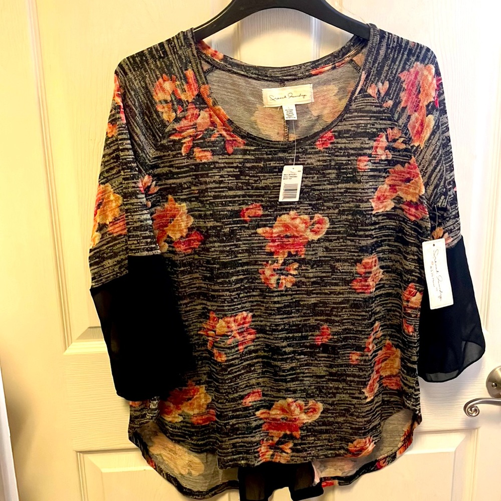 Ladies, beautiful new flowered top by French laundry, size large